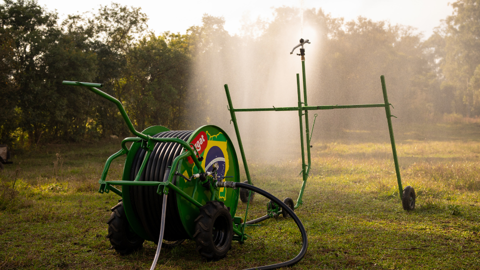 Carretel de irrigação Irrigat, modelo Brasil, em funcionamento com carro aspersor jogando água - Mitos sobre irrigação