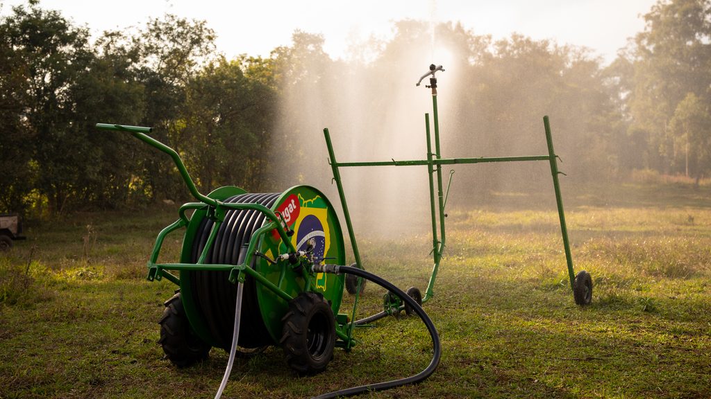 Como calcular o volume de água para irrigação? Métodos práticos, fórmulas e ferramentas 1 Carretel Irrigat versão Brasil com o carro aspersor em funcionamento na lavoura mostra a importância de saber o volume de água para irrigação