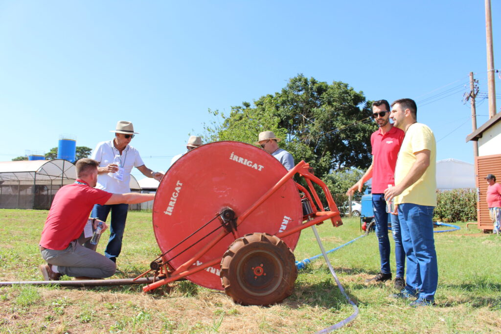 Sucesso na Agrishow 2024: Irrigat destaca-se com os carretéis de irrigação 2 consultor apresentando o carretel em uma feira