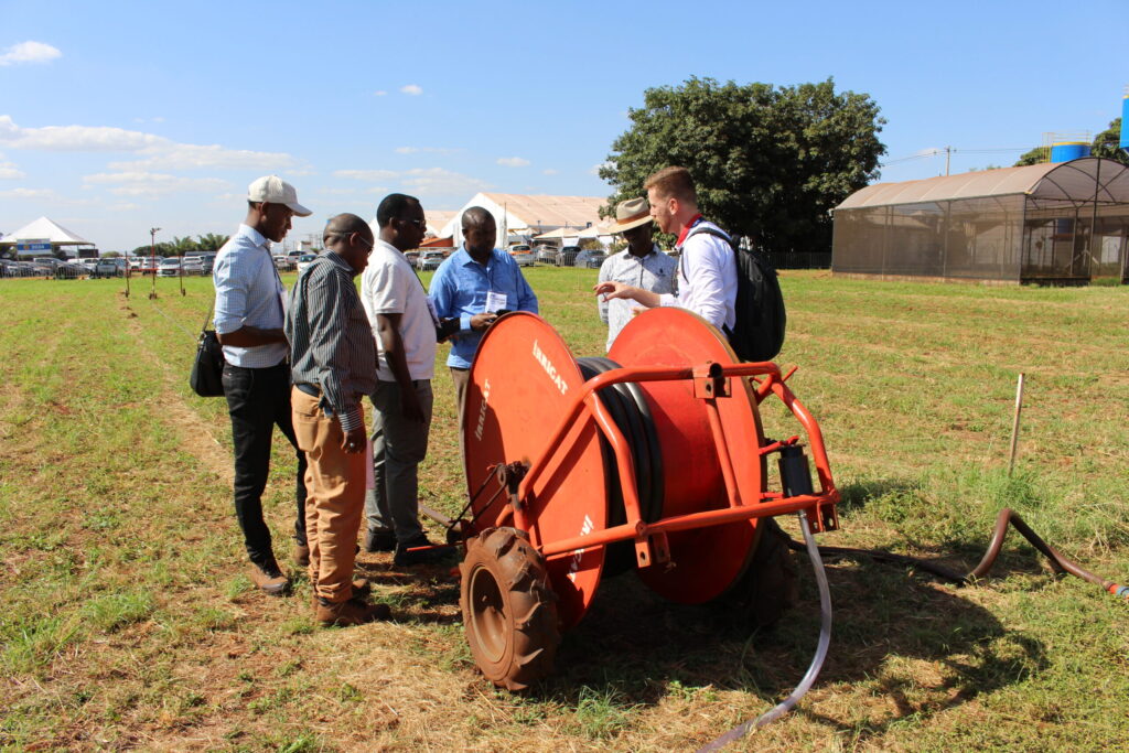 Sucesso na Agrishow 2024: Irrigat destaca-se com os carretéis de irrigação 1 consultor apresentando o carretel em uma feira