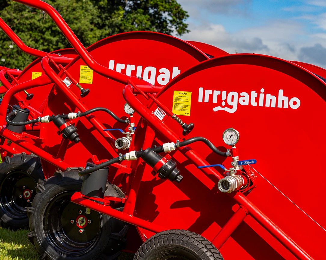 Imagem dos três carretéis de irrigação em frente a fábrica