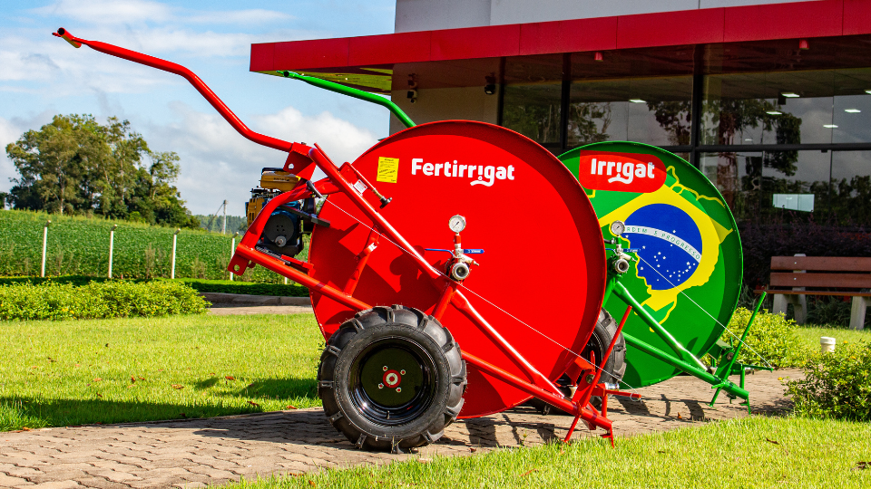 Imagem dos dois carretéis de fertirrigação em frente a fábrica