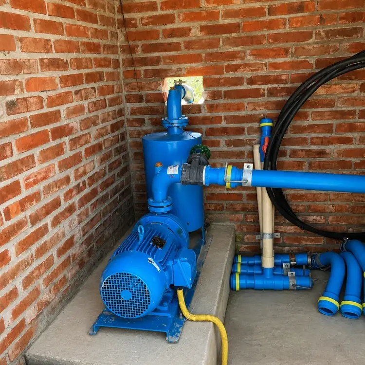 Motobomba elétrica 1 A imagem mostra uma motobomba elétrica para fertirrigação dentro de uma construção de tijolos
