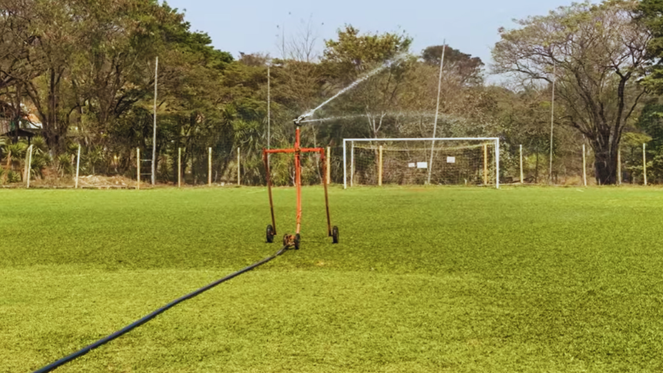 irrigação de campo de futebol