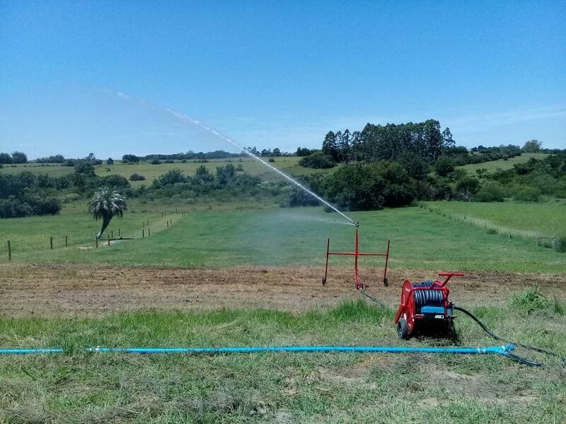 Sistema de Irrigação funcionando no campo